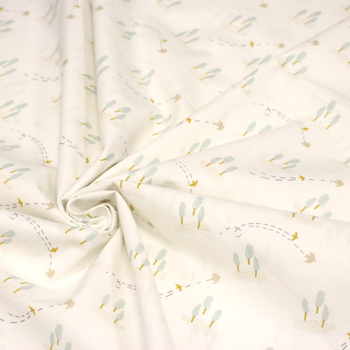 Tissu cotonnade enfant, les cyprès et les oiseaux, fond blanc cassé - OEKO - TEX STANDARD 100 - TissusPapi.com