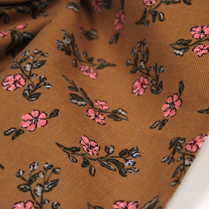 Tissu velours milleraies imprimé ocre aux fines fleurs roses & fines feuilles - STANDARD 100 OEKO-TEX - TissusPapi.com