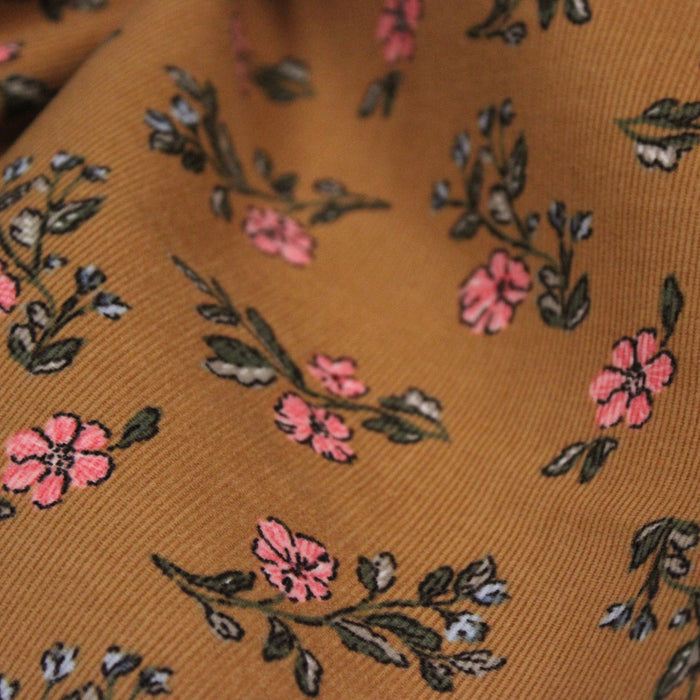 Tissu velours milleraies imprimé ocre aux fines fleurs roses & fines feuilles - STANDARD 100 OEKO-TEX - TissusPapi.com