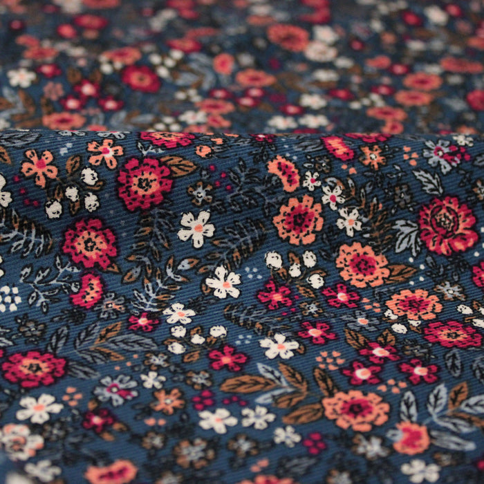 Tissu velours milleraies imprimé fleuri bleu Prusse aux fines fleurs corail, byzantin, blanches - STANDARD 100 OEKO-TEX