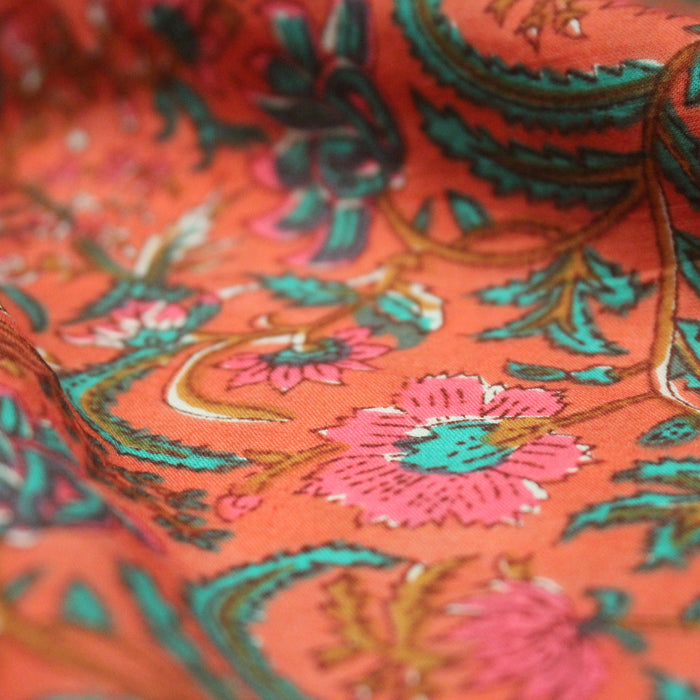 Tissu coton fin imprimé INDIENNES, corail aux fleurs roses et vertes - STANDARD 100 OEKO - TEX - TissusPapi.com