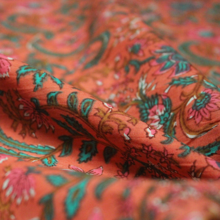 Tissu coton fin imprimé INDIENNES, corail aux fleurs roses et vertes - STANDARD 100 OEKO - TEX - TissusPapi.com