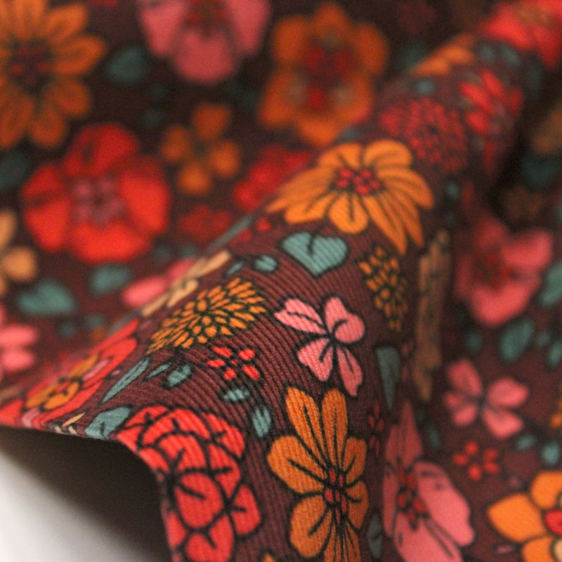 Tissu velours milleraies imprimé SEVENTIES choco aux fleurs rouge roses oranges - STANDARD 100 OEKO-TEX - TissusPapi.com