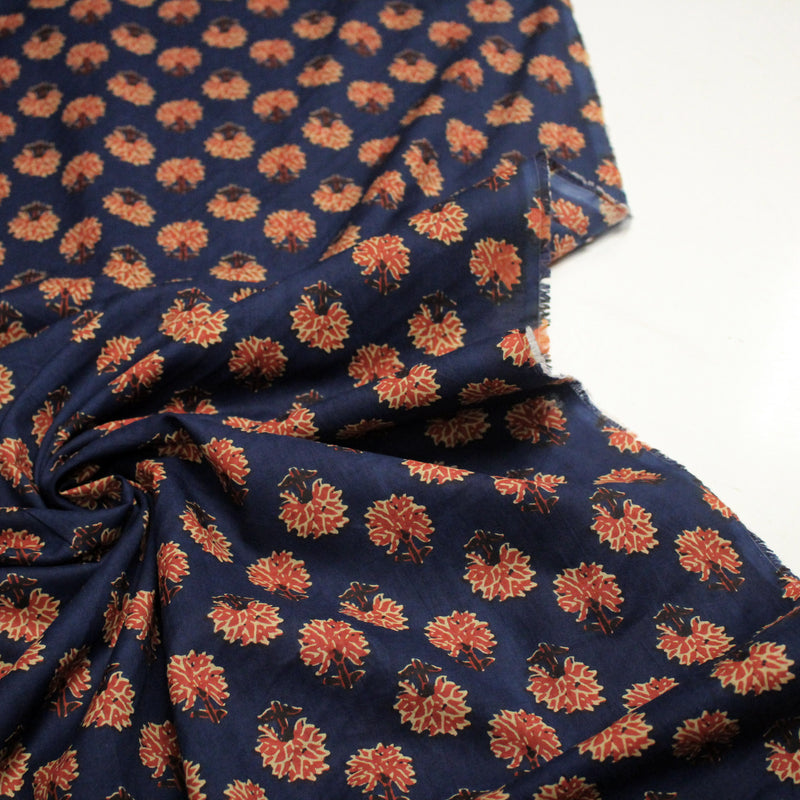 Tissu coton fin imprimé INDIENNES, bleu aux motifs floraux BOOTA rouges - STANDARD 100 OEKO - TEX - TissusPapi.com