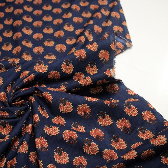 Tissu coton fin imprimé INDIENNES, bleu aux motifs floraux BOOTA rouges - STANDARD 100 OEKO-TEX