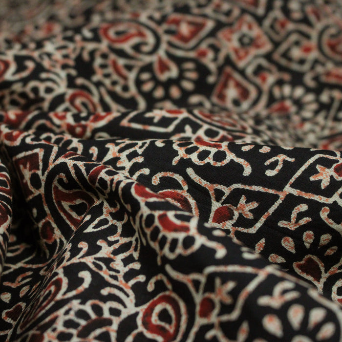 Tissu coton fin imprimé INDIENNES, noir motif abstrait rouge et écru - STANDARD 100 OEKO-TEX