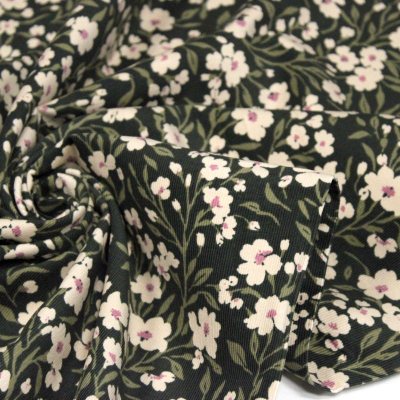 Tissu velours milleraies imprimé vert anglais aux fleurs écrues & fines feuilles - STANDARD 100 OEKO-TEX - TissusPapi.com