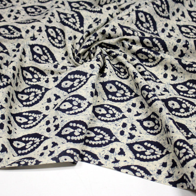 Tissu coton fin imprimé INDIENNES, motifs floraux BOOTA écrus & bleus - STANDARD 100 OEKO - TEX - TissusPapi.com