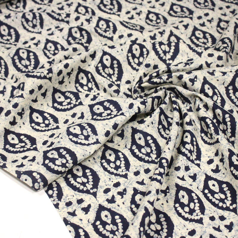 Tissu coton fin imprimé INDIENNES, motifs floraux BOOTA écrus & bleus - STANDARD 100 OEKO - TEX - TissusPapi.com