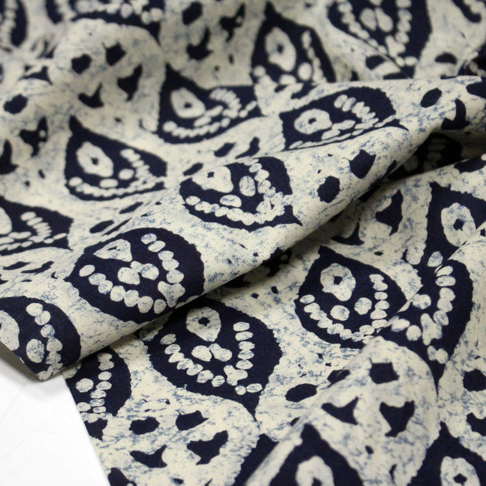 Tissu coton fin imprimé INDIENNES, motifs floraux BOOTA écrus & bleus - STANDARD 100 OEKO-TEX