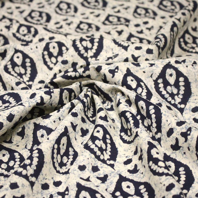 Tissu coton fin imprimé INDIENNES, motifs floraux BOOTA écrus & bleus - STANDARD 100 OEKO - TEX - TissusPapi.com