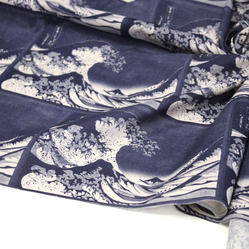Tissu cotonnade motif japonais "La Grande Vague de Kanagawa" d'HOKUSAI, tons bleus & écrus - TissusPapi.com