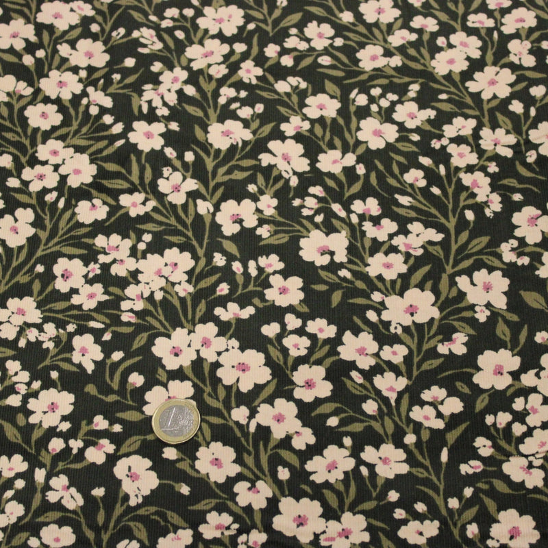 Tissu velours milleraies imprimé vert anglais aux fleurs écrues & fines feuilles - STANDARD 100 OEKO-TEX - TissusPapi.com