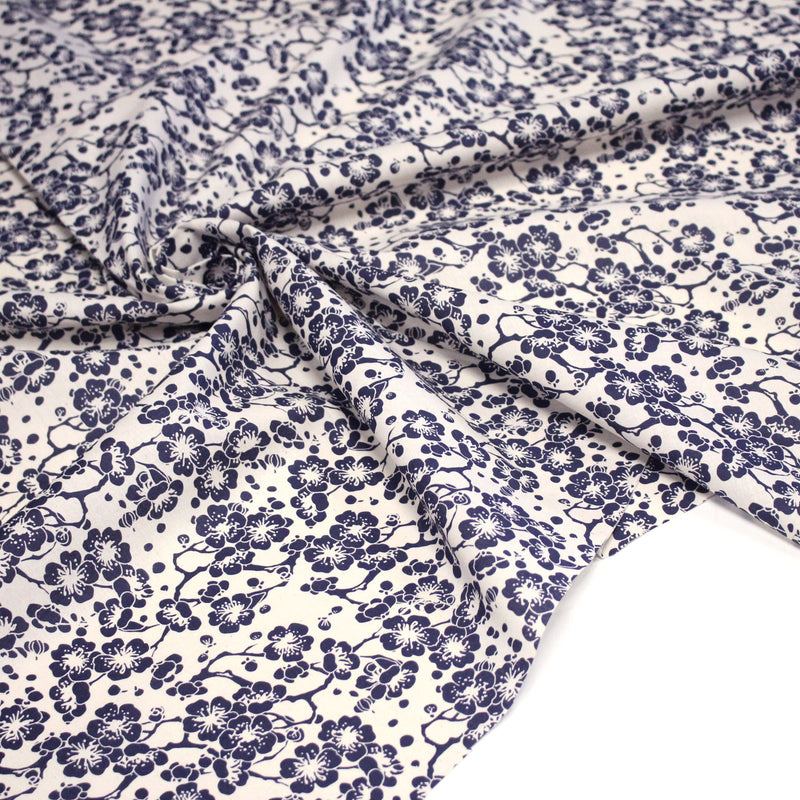 Tissu cotonnade motif japonais HANA aux fleurs de cerisier : écru/bleu et bleu/écru - TissusPapi.com