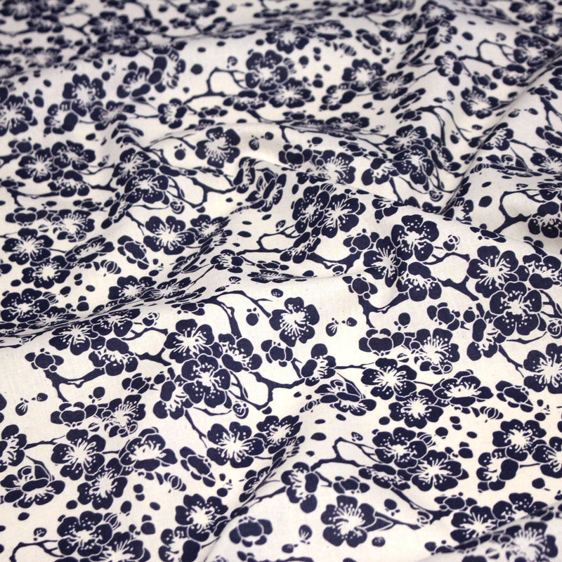 Tissu cotonnade motif japonais HANA aux fleurs de cerisier : écru/bleu et bleu/écru - TissusPapi.com