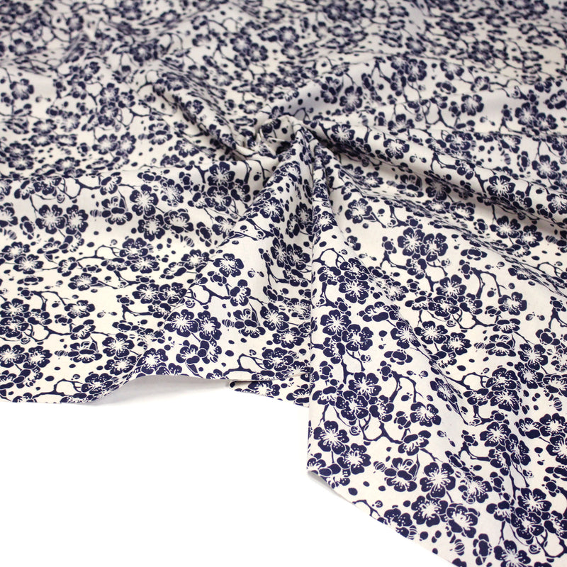 Tissu cotonnade motif japonais HANA aux fleurs de cerisier : écru/bleu et bleu/écru - TissusPapi.com