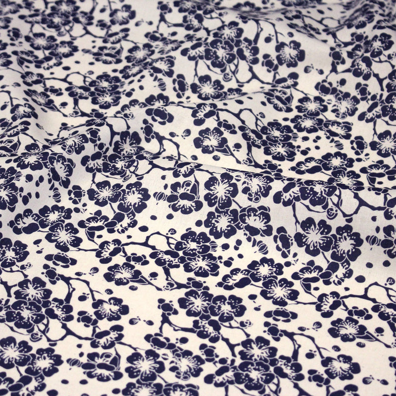 Tissu cotonnade motif japonais HANA aux fleurs de cerisier : écru/bleu et bleu/écru - TissusPapi.com