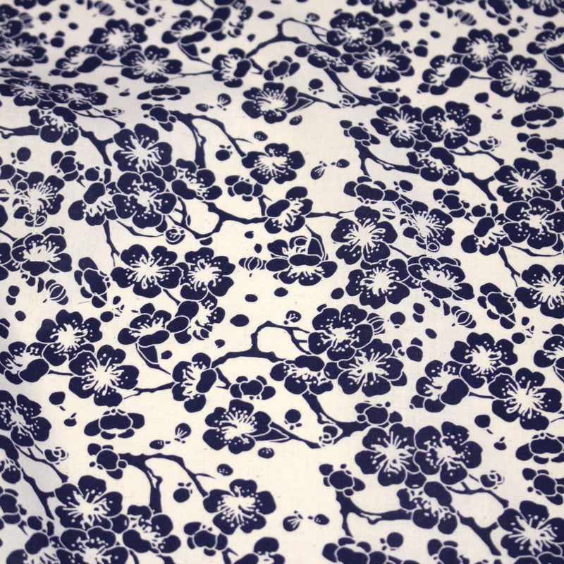 Tissu cotonnade motif japonais HANA aux fleurs de cerisier : écru/bleu et bleu/écru - TissusPapi.com