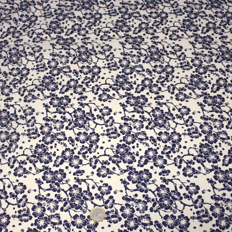 Tissu cotonnade motif japonais HANA aux fleurs de cerisier : écru/bleu et bleu/écru - TissusPapi.com