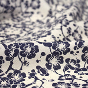 Tissu cotonnade motif japonais HANA aux fleurs de cerisier : écru/bleu et bleu/écru - TissusPapi.com