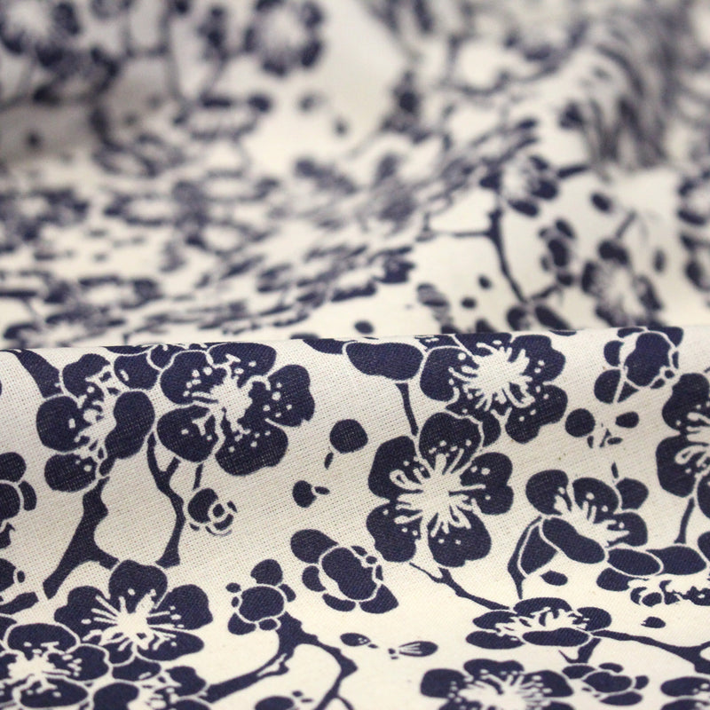 Tissu cotonnade motif japonais HANA aux fleurs de cerisier : écru/bleu et bleu/écru - TissusPapi.com