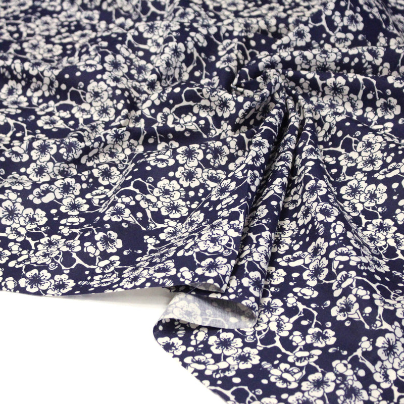 Tissu cotonnade motif japonais HANA aux fleurs de cerisier : écru/bleu et bleu/écru - TissusPapi.com