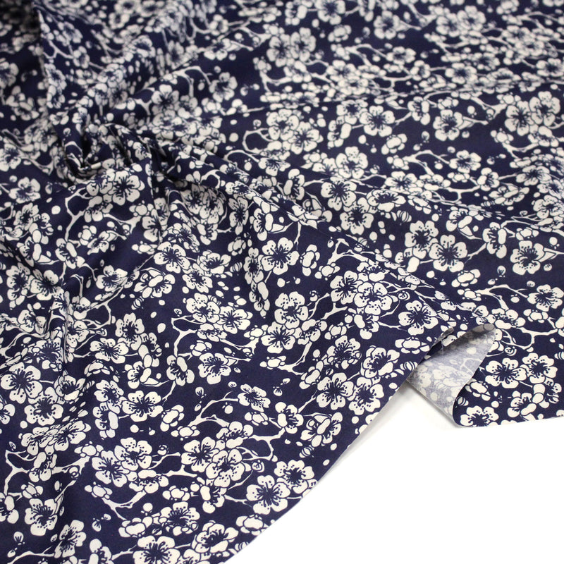 Tissu cotonnade motif japonais HANA aux fleurs de cerisier : écru/bleu et bleu/écru - TissusPapi.com