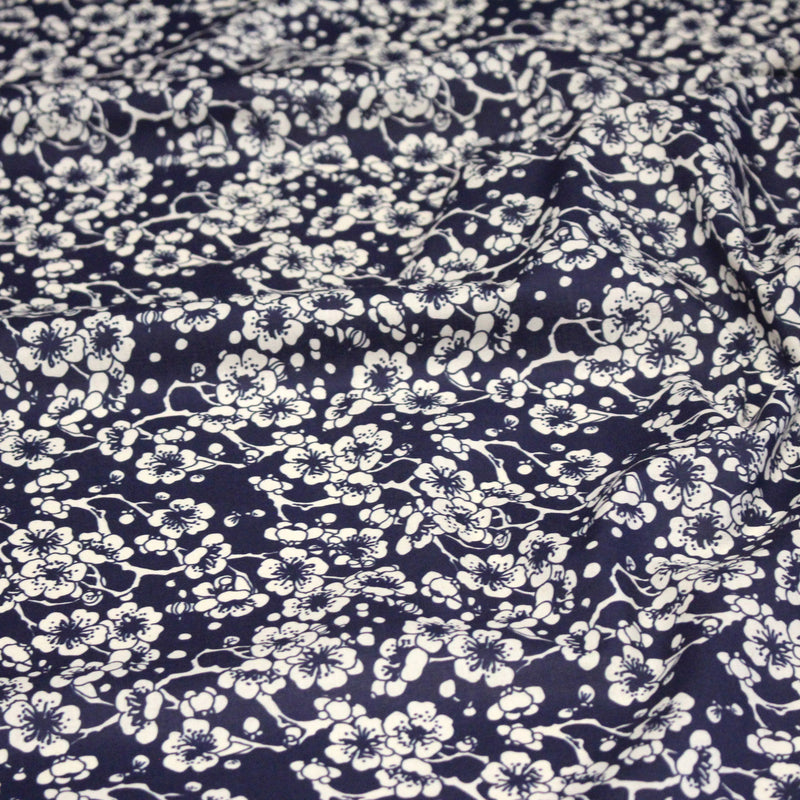 Tissu cotonnade motif japonais HANA aux fleurs de cerisier : écru/bleu et bleu/écru - TissusPapi.com