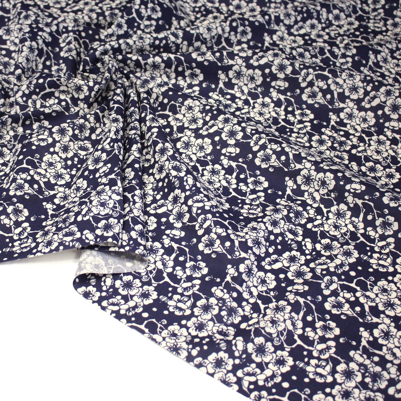 Tissu cotonnade motif japonais HANA aux fleurs de cerisier : écru/bleu et bleu/écru - TissusPapi.com