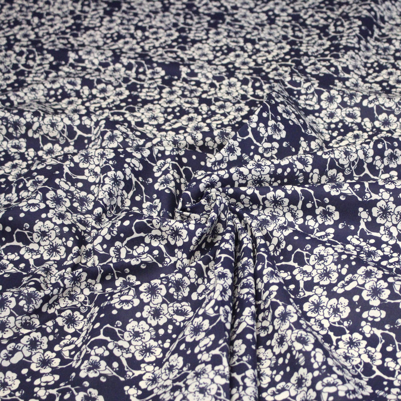 Tissu cotonnade motif japonais HANA aux fleurs de cerisier : écru/bleu et bleu/écru - TissusPapi.com