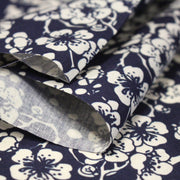Tissu cotonnade motif japonais HANA aux fleurs de cerisier : écru/bleu et bleu/écru - TissusPapi.com