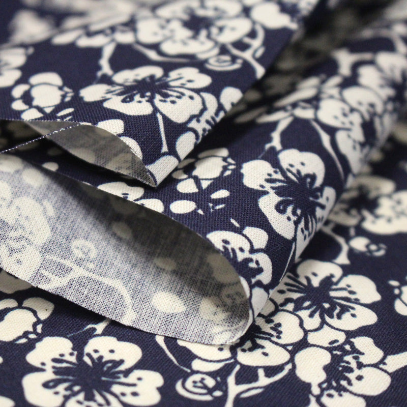 Tissu cotonnade motif japonais HANA aux fleurs de cerisier : écru/bleu et bleu/écru - TissusPapi.com