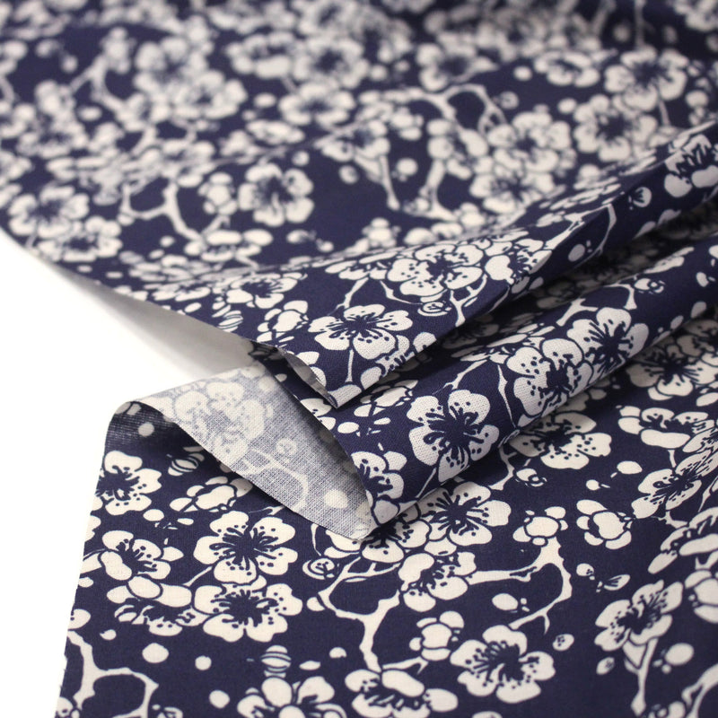 Tissu cotonnade motif japonais HANA aux fleurs de cerisier : écru/bleu et bleu/écru - TissusPapi.com