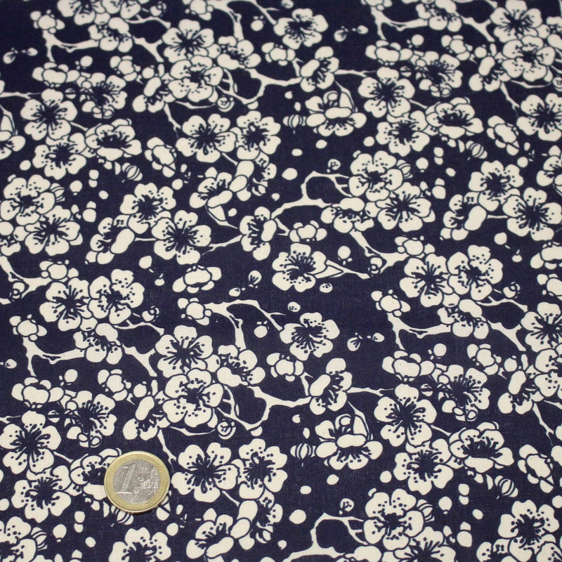 Tissu cotonnade motif japonais HANA aux fleurs de cerisier : écru/bleu et bleu/écru - TissusPapi.com