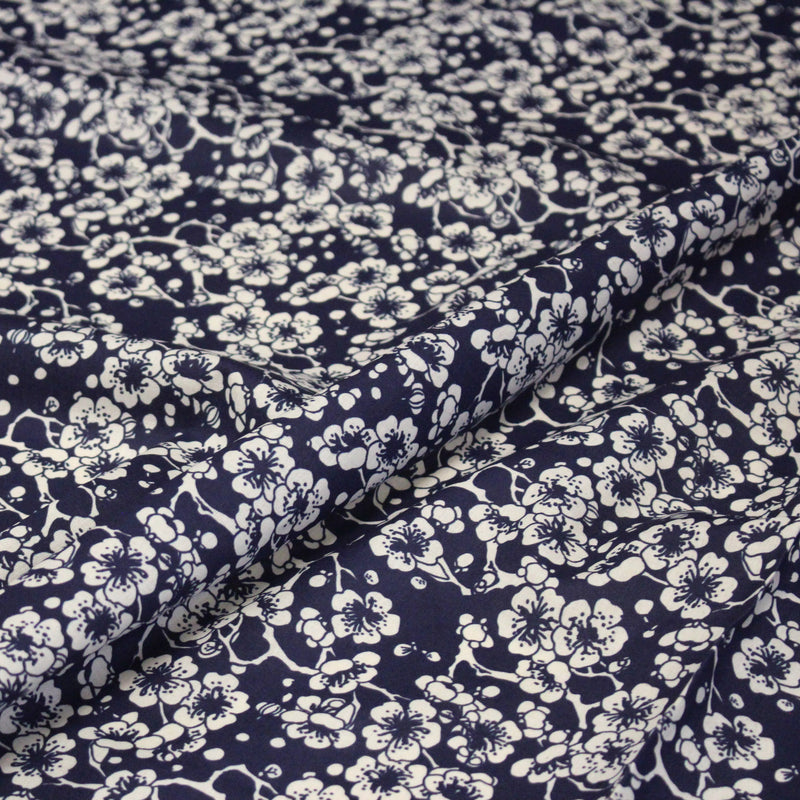 Tissu cotonnade motif japonais HANA aux fleurs de cerisier : écru/bleu et bleu/écru - TissusPapi.com