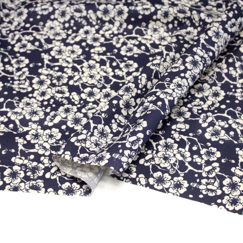 Tissu cotonnade motif japonais HANA aux fleurs de cerisier : écru/bleu et bleu/écru - TissusPapi.com