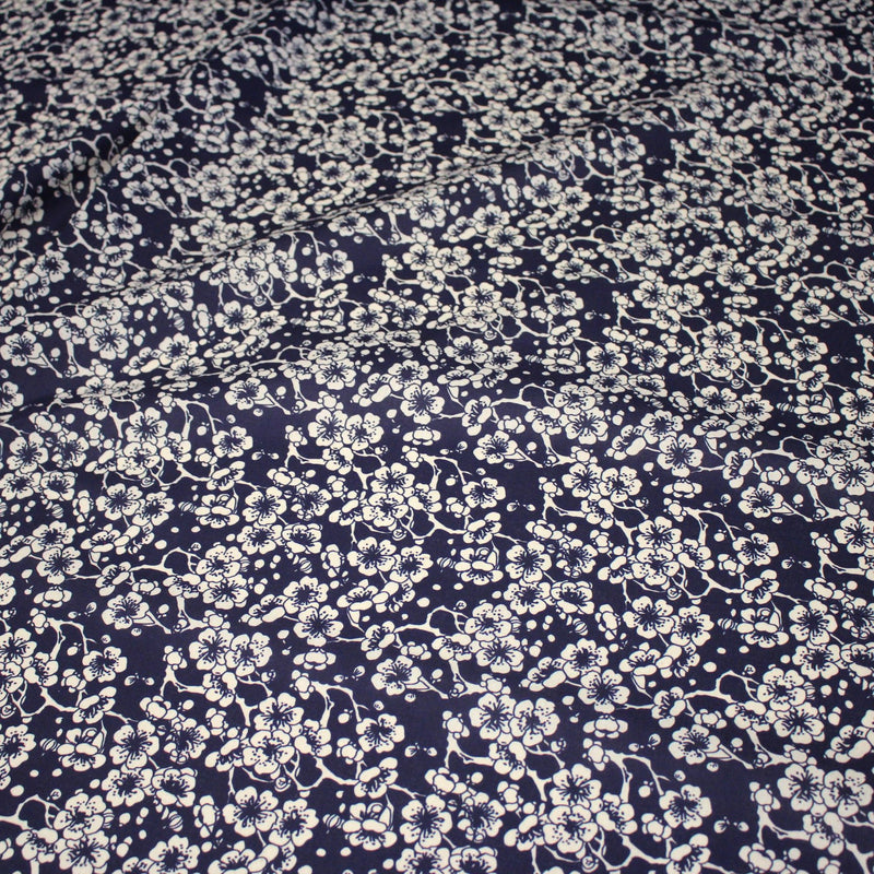 Tissu cotonnade motif japonais HANA aux fleurs de cerisier : écru/bleu et bleu/écru - TissusPapi.com