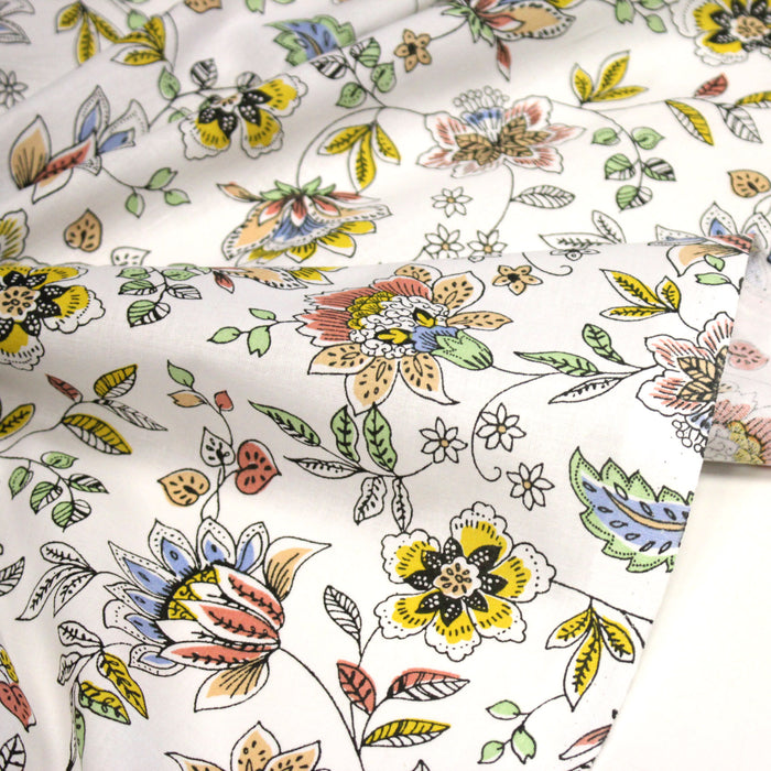 Tissu coton KALAMKARI aux fleurs indiennes multicolores sur fond blanc