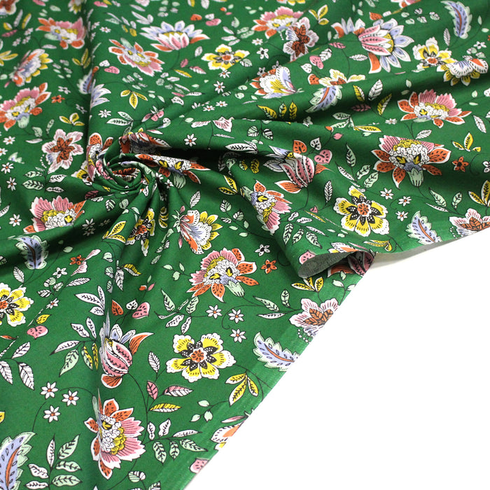 Tissu coton KALAMKARI aux fleurs indiennes multicolores sur fond vert prairie