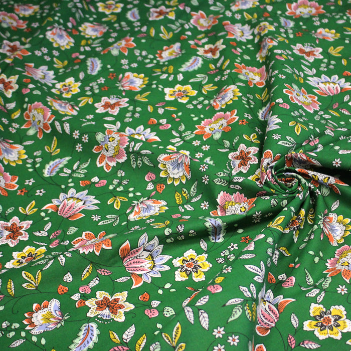 Tissu coton KALAMKARI aux fleurs indiennes multicolores sur fond vert prairie