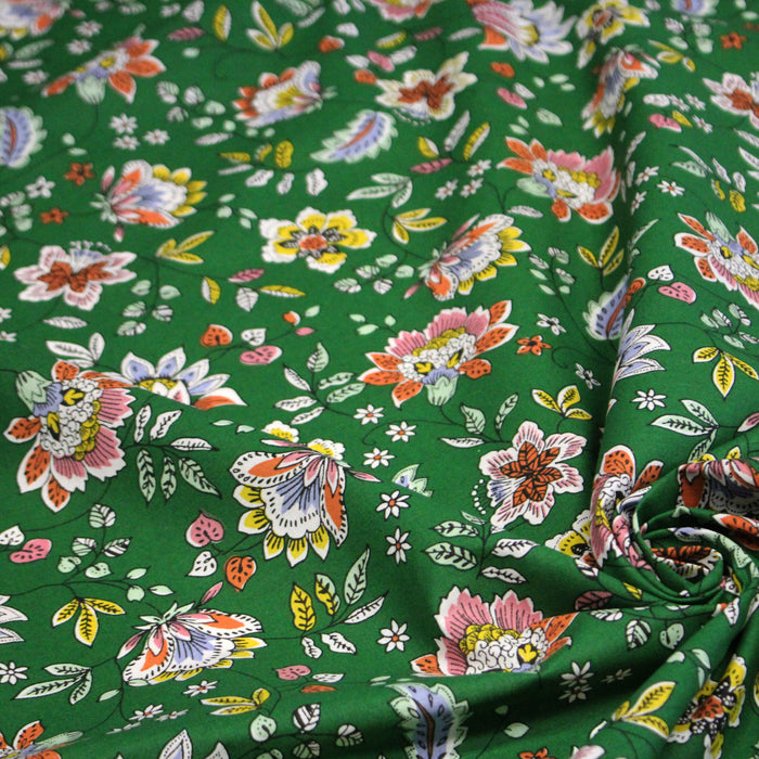 Tissu coton KALAMKARI aux fleurs indiennes multicolores sur fond vert prairie