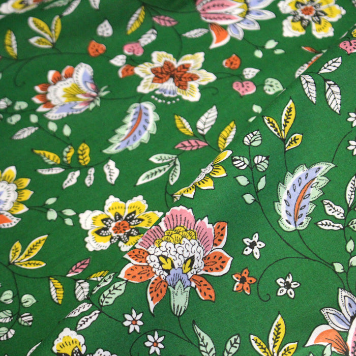 Tissu coton KALAMKARI aux fleurs indiennes multicolores sur fond vert prairie