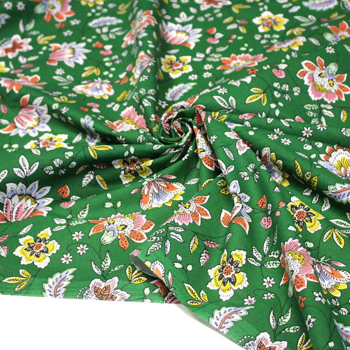 Tissu coton KALAMKARI aux fleurs indiennes multicolores sur fond vert prairie