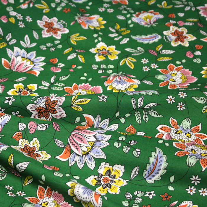 Tissu coton KALAMKARI aux fleurs indiennes multicolores sur fond vert prairie