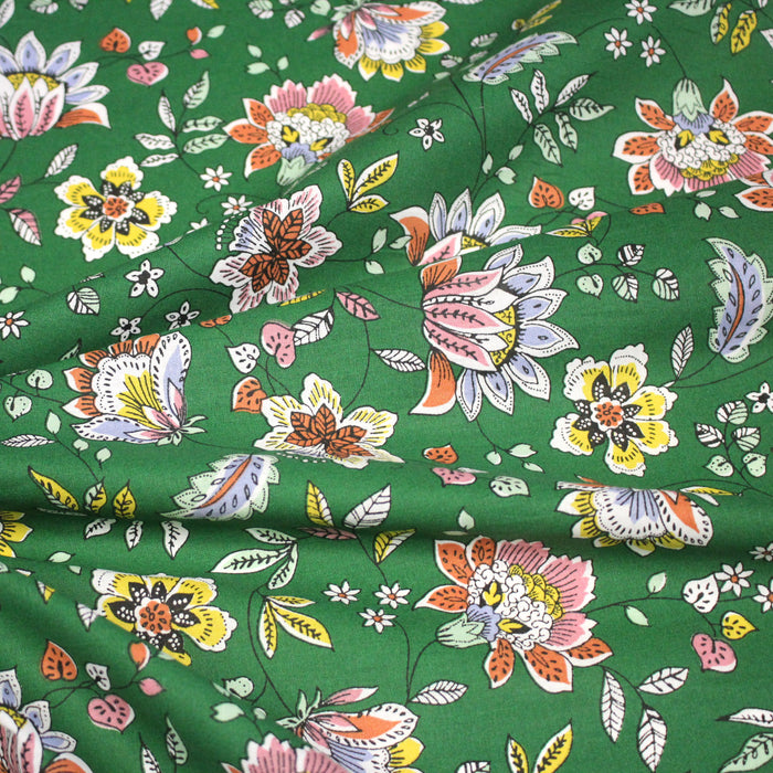 Tissu coton KALAMKARI aux fleurs indiennes multicolores sur fond vert prairie