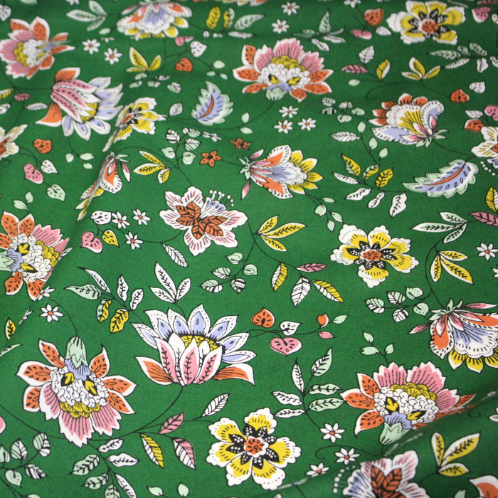 Tissu coton KALAMKARI aux fleurs indiennes multicolores sur fond vert prairie