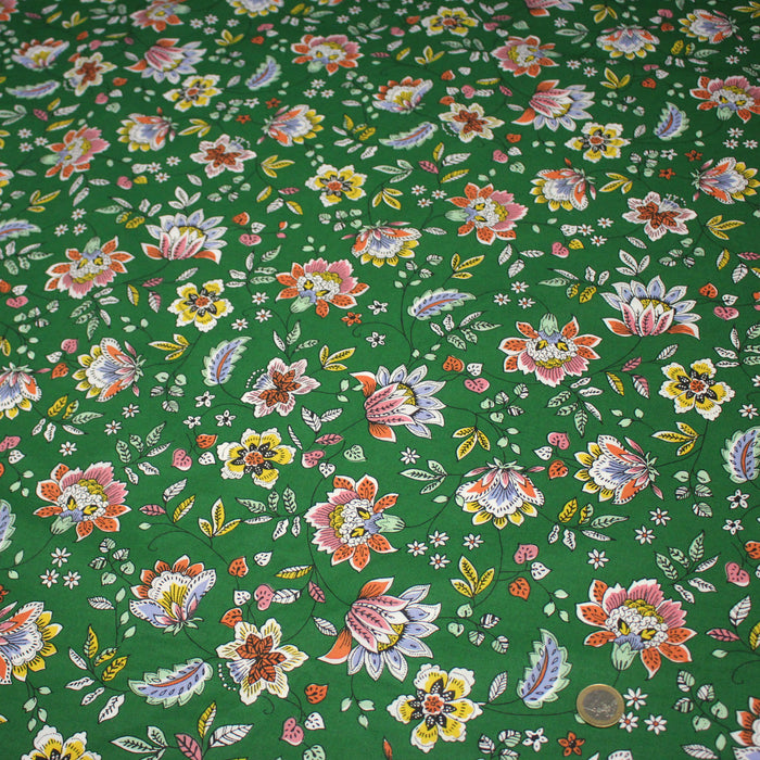 Tissu coton KALAMKARI aux fleurs indiennes multicolores sur fond vert prairie