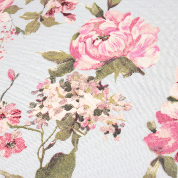 Tissu motif britannique aux grandes fleurs roses, fond bleu ciel - COLLECTION BRIGHTON