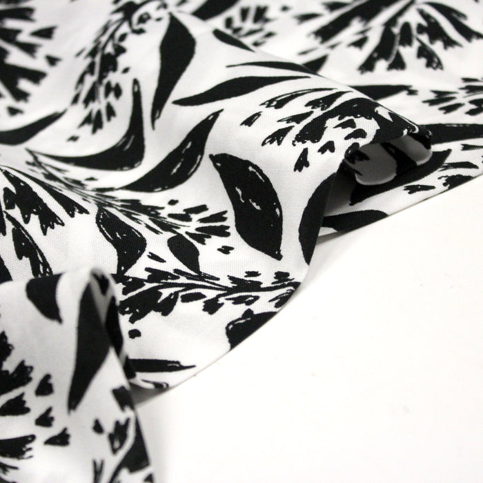 Tissu viscose fluide fond blanc aux fleurs noires dessinées - OEKO-TEX®