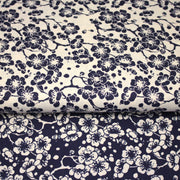 Tissu cotonnade motif japonais HANA aux fleurs de cerisier : écru/bleu et bleu/écru - TissusPapi.com